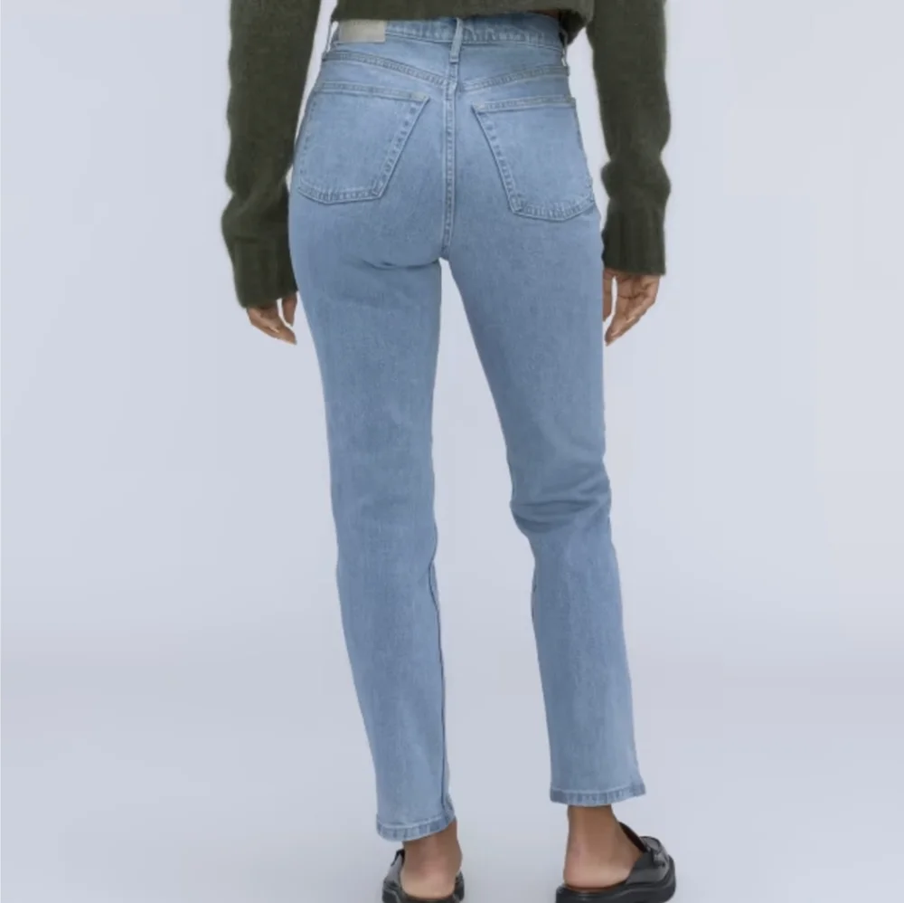 Everlane Original Cheeky Jean in Stone-washed Sky - Picture 2 of 16